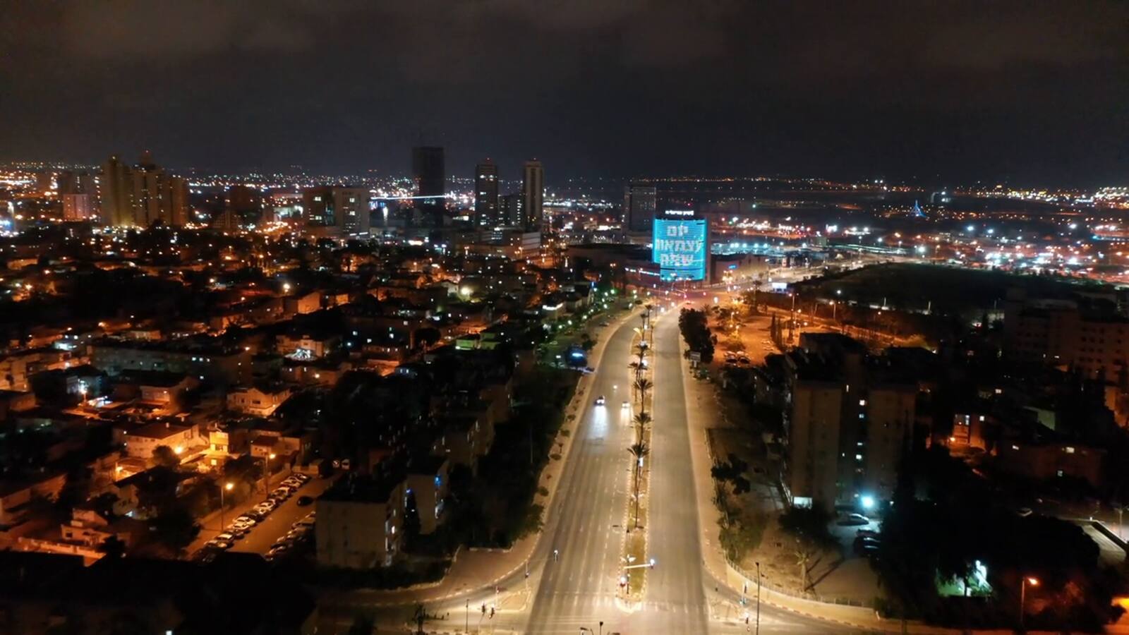Stad bij nacht met verlichte wegen