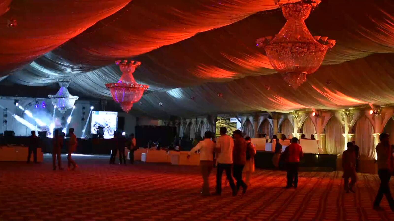 Verlichte evenementenzaal met gasten